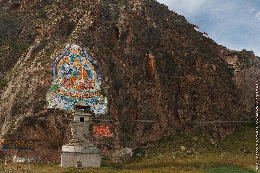 изображение Падмасамбхавы или Гуру Ринпоче на скале
