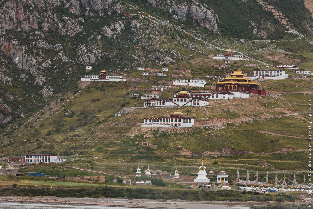 большой тибетский монатырь в Цинхае