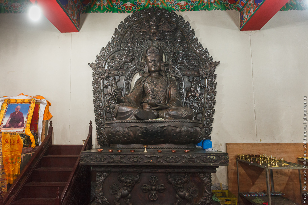 Статуя Падмасамбхавы в храме в провинции Цинхай