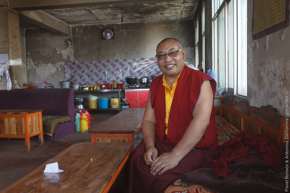 лама в тибетском монастыре