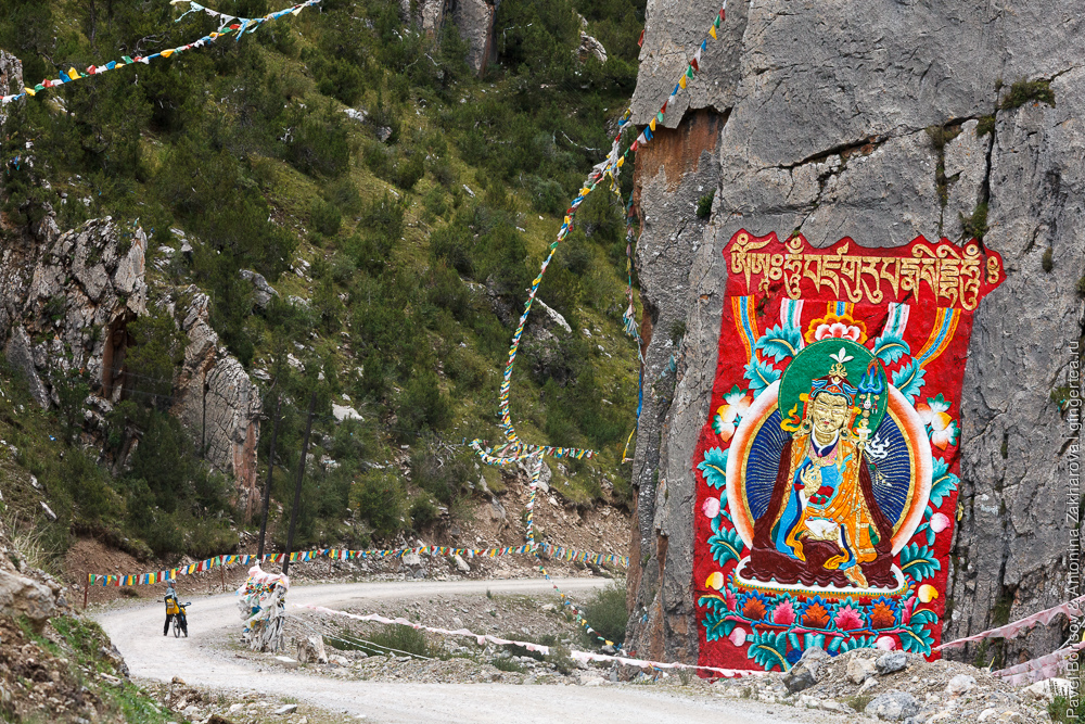 Изображение Гуру Ринпоче выбито на скале в Цинхае