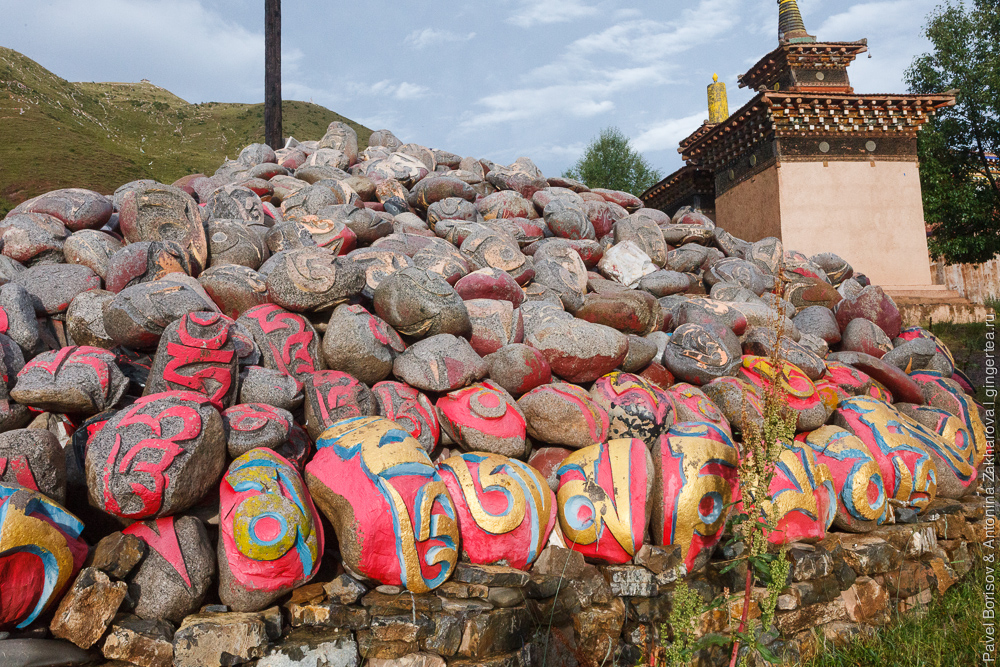 камни с мантрами в тибетском городке