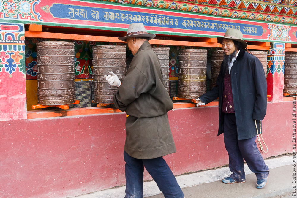 молитвенные колеса в Тибете