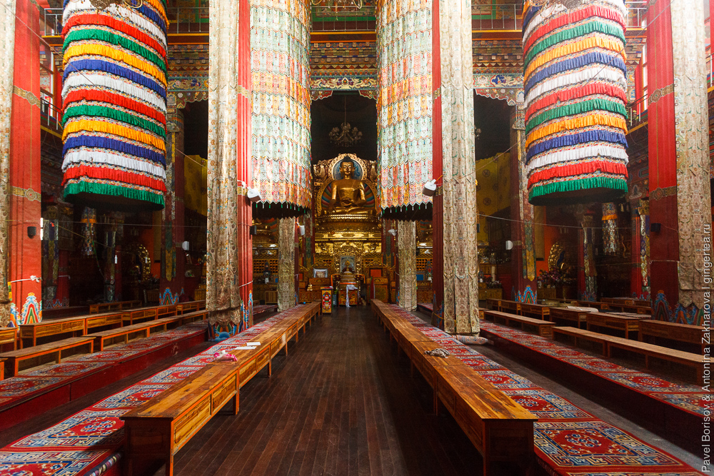 тибетский храм в городке Дасубэньсы в Цинхае