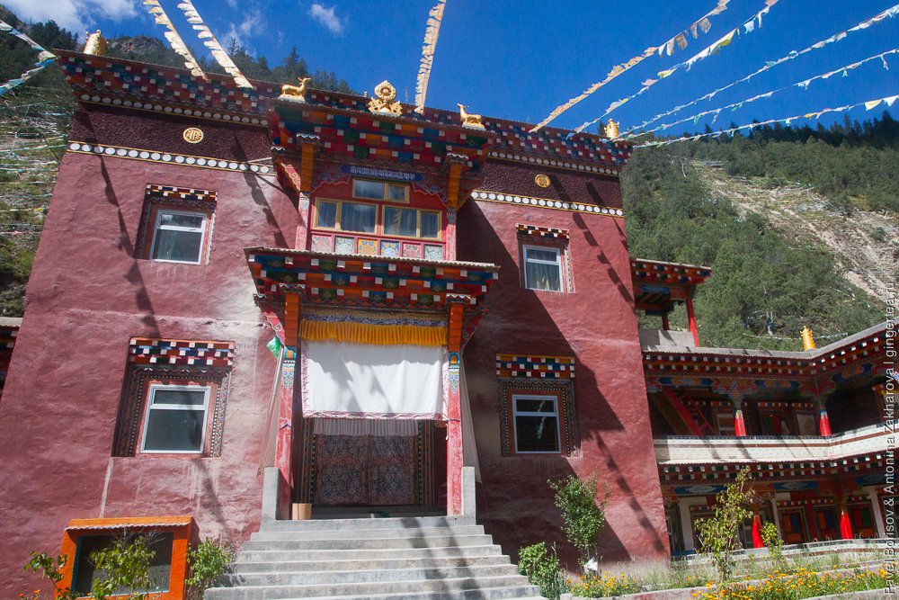монастырь цвета охры в Восточном Тибете
