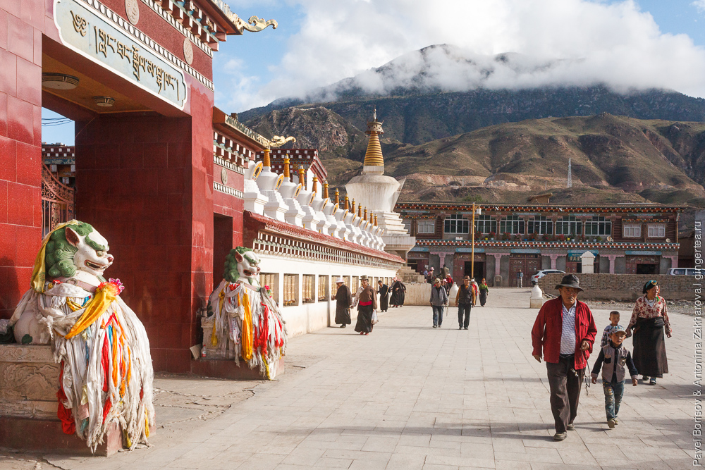 тибетский монастырь в городе Люшо, провинция Сычуань, Китай