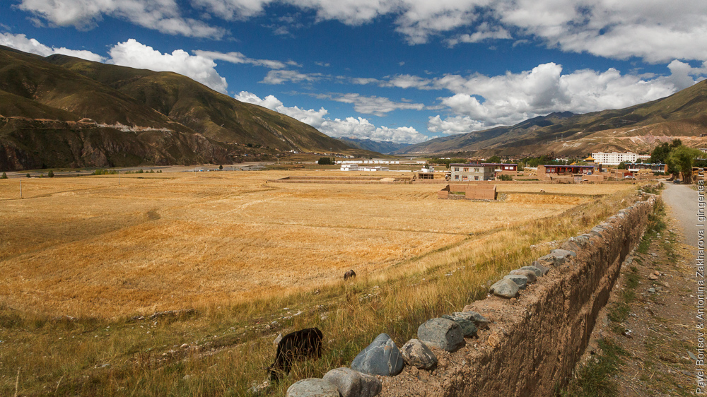 поля рядом с городком Люшо в Восточном Тибете