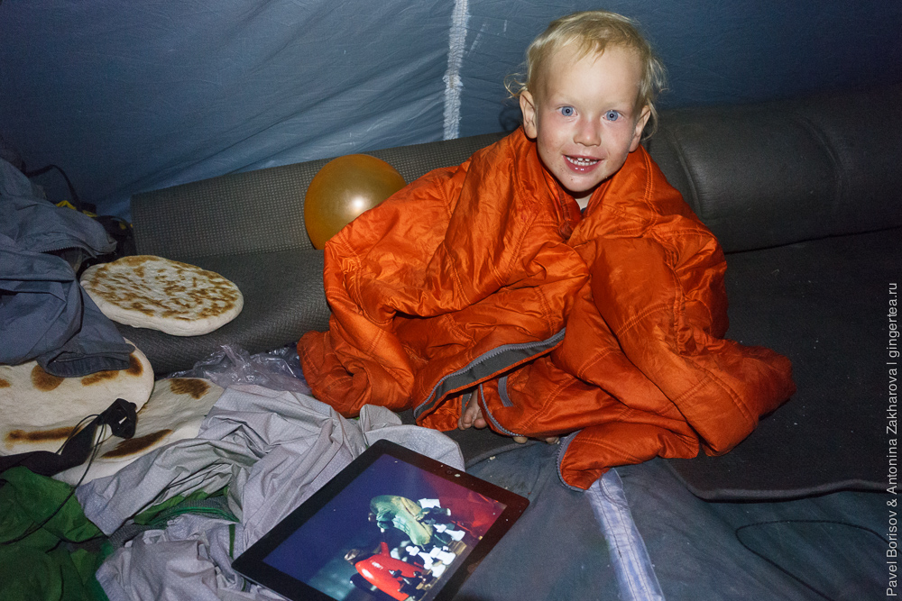 Маленький ребенок в палатке во время дождя