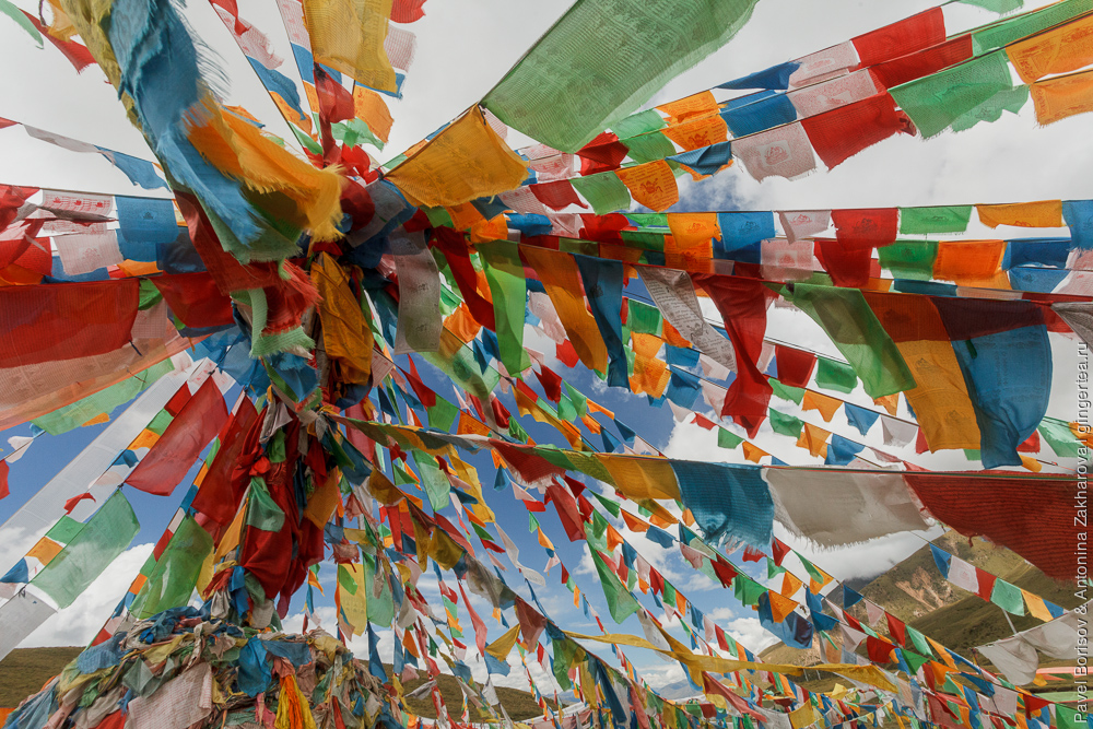 флажки на перевале в Тибете