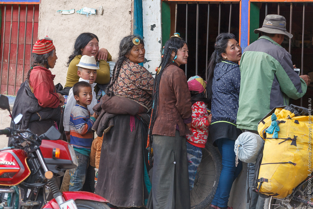 тибетцы в традиционной одежде и украшениях