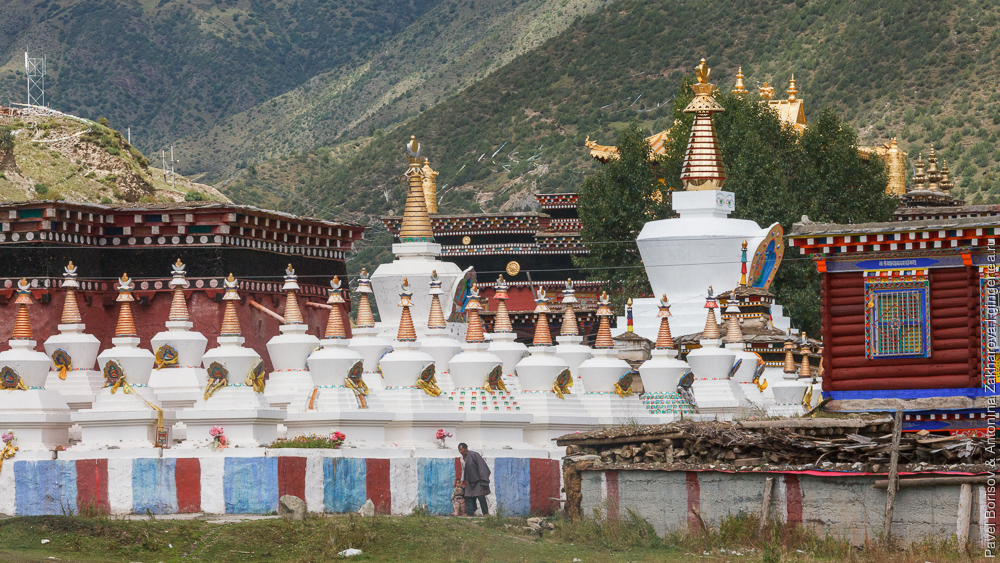 Ступы и монастырь в маленьком тибетском селе в Сычуани