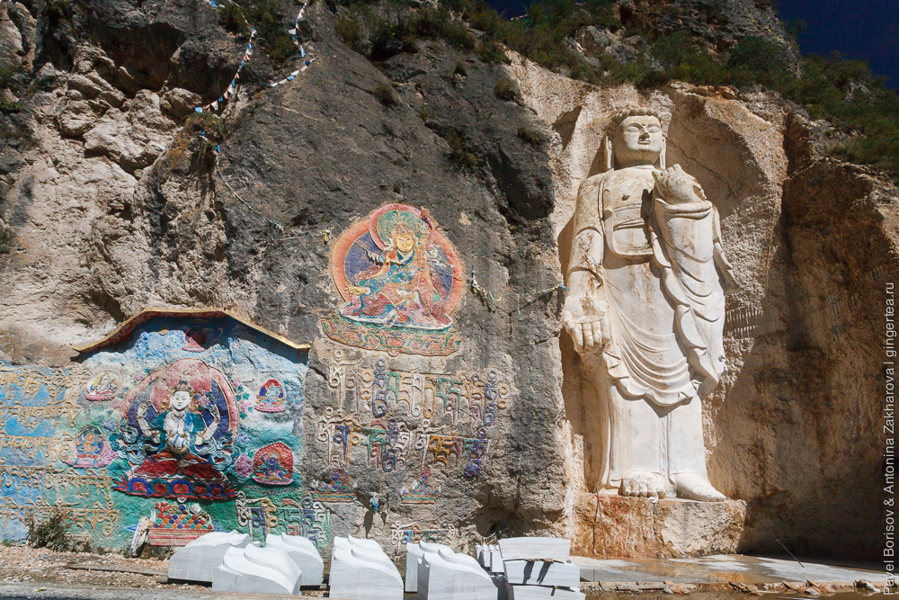 Статуя Будды в полный рост, высеченная из камня