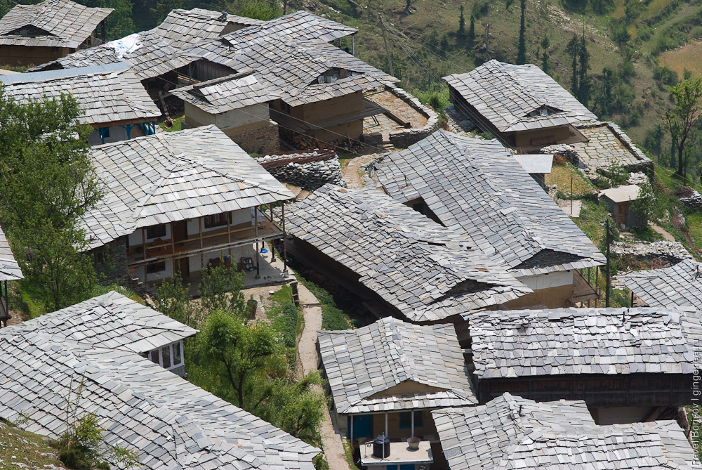 Крыши домов в долинах Куллу и Сатледжа покрыты камнем-плитняком, roofs of Kullu and Sutlej traditional houses are covered by flat stones