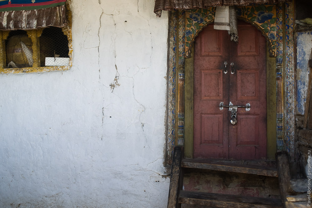 Вход в старый храм монастыря Ташиганг