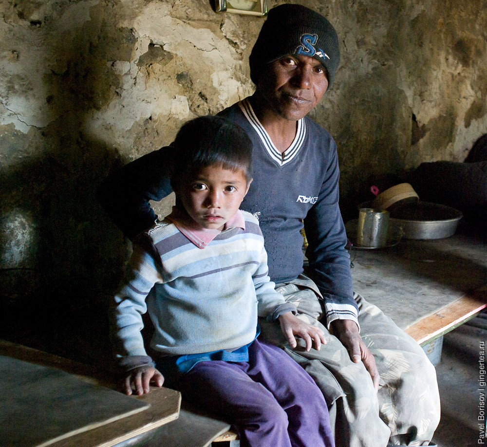Непальский дорожный рабочий с внуком