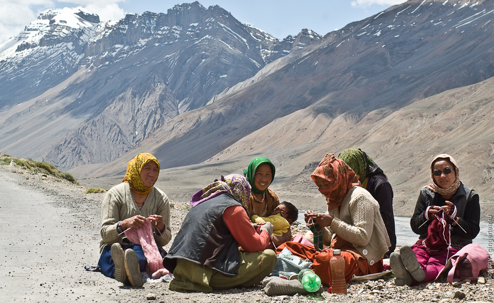 тибетские женщины у дороги в долине Спити, women in Spiti valley