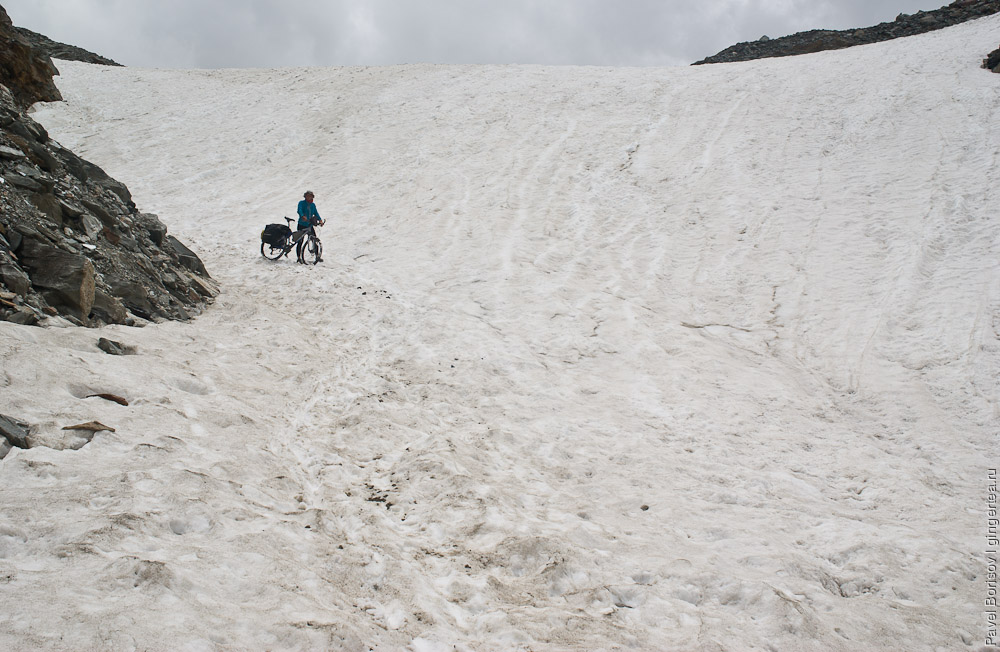 Снежник с северной стороны перевала Шинго-Ла