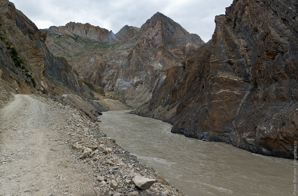 Последний километр строящейся дороги перед порогами реки Занскар, Индия