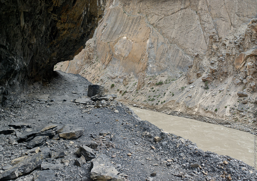 Порог на реке Занскар, Индия. Из скального свода периодически выпадают угловатые глыбы