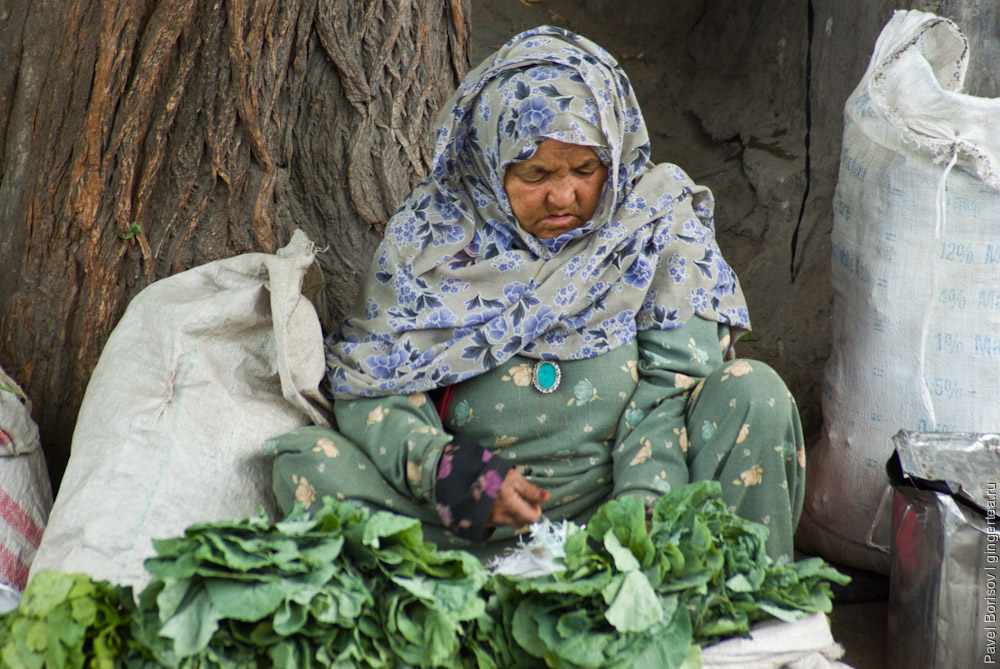 индийская бабушка, продающая зелень