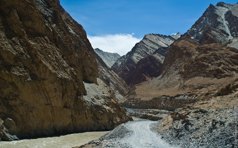строящаяся грунтовая дорога из Ладакха в Занскар