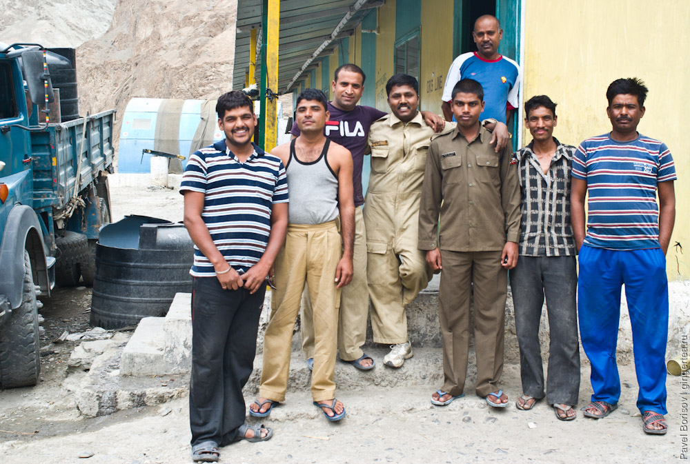 сотрудники BRO — организации приграничных дорог в Индии, рядом с базой