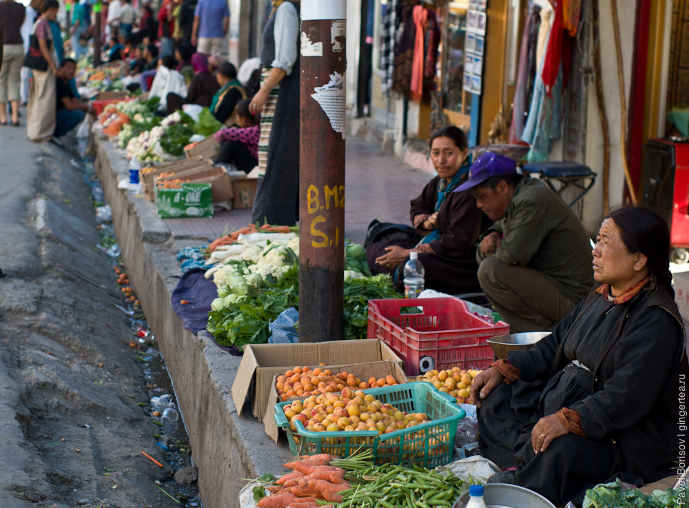 абрикосы на рынке в Лехе