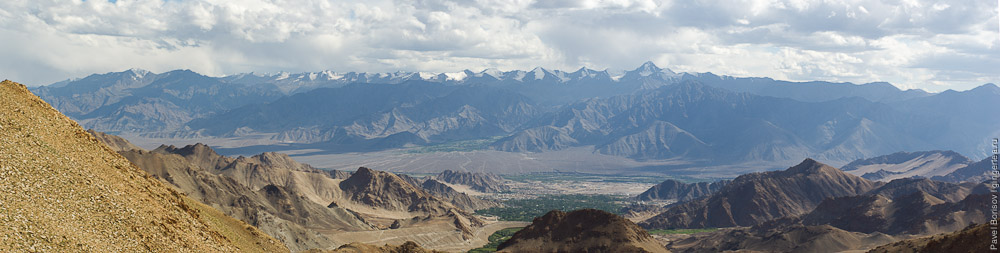 панорама Леха с подъема на перевал Кардунг-Ла в хребте Ладакх