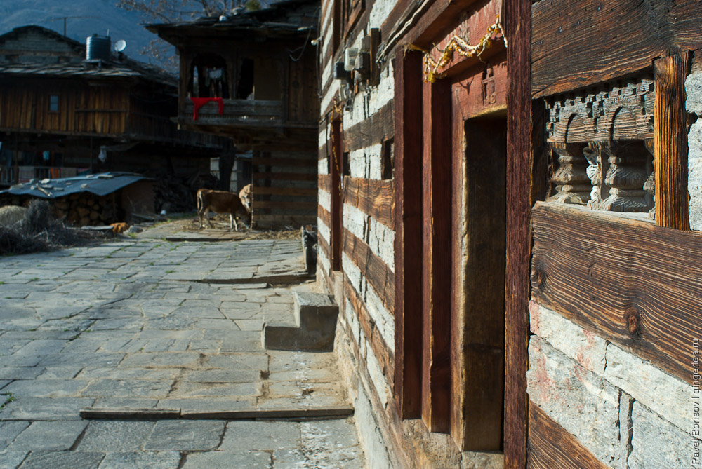 дверь в традиционный дом в долине Куллу