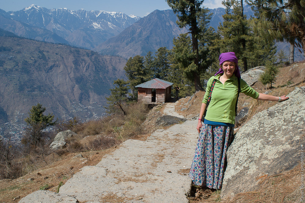 Антонина Захарова в долине Куллу, на пути в храм Биджли Махадев
