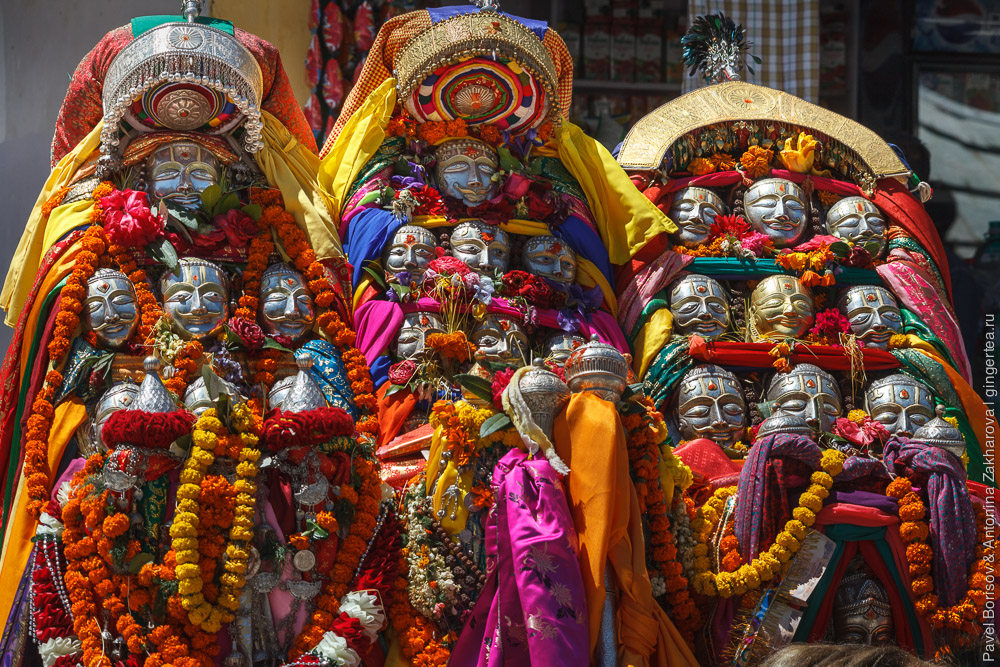 паланкин с богами на празднике в долине Куллу, индийские Гималаи