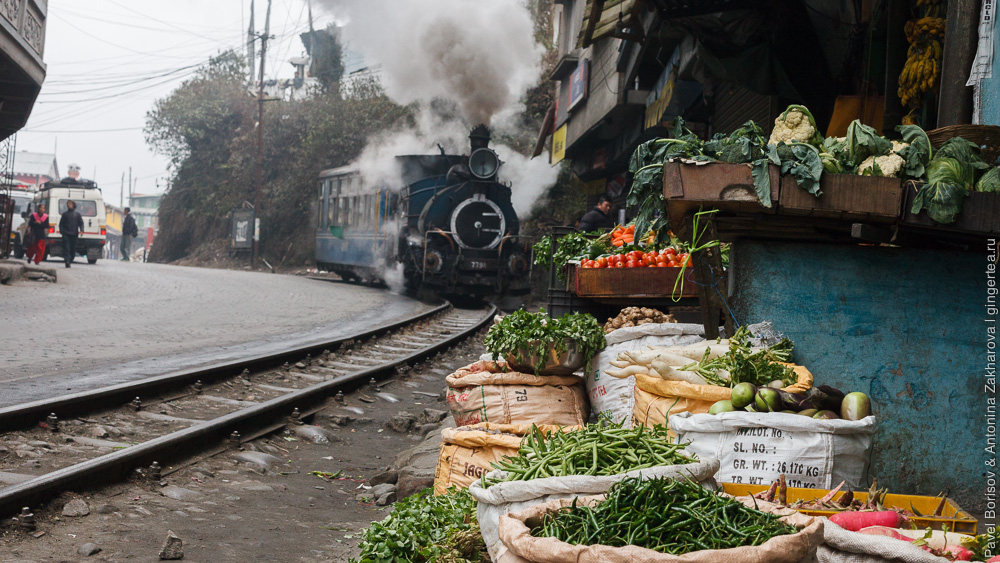 Паровоз DHR class B едет по узкой улочке Гхум Дарджилингская Гималайская железная дорога