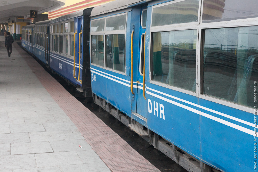 Вокзал в Дарджилинге, узкоколейные пассажирские вагоны, Гималайская железная дорога