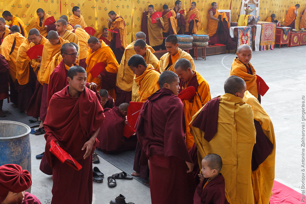 монахи в монастыре Друк Санганг Чолинг