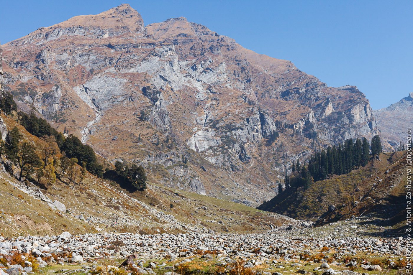 тропа через перевал Хамта в хребте Пир-Панджал, Индийские Гималаи