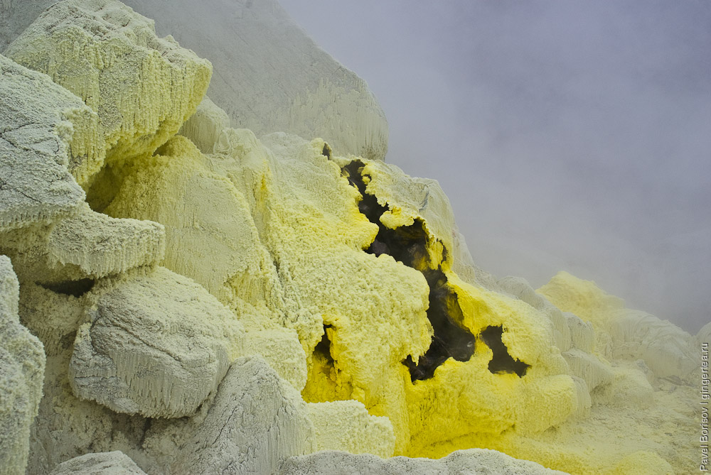 Сольфатары в кратере вулкана Сибаяк. Суматра. Индонезия