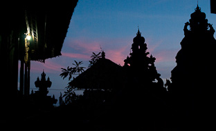 Снорклинг с маской и ластами у восточного побережья Бали.
