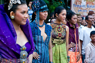 Балийские девушки - показ мод в Убуде