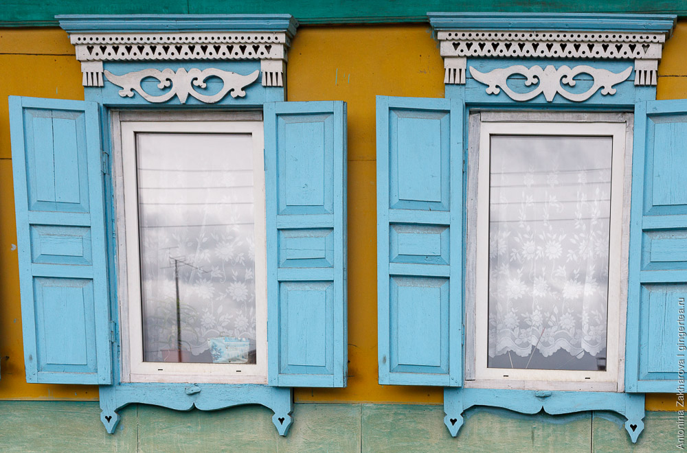 окна с голубыми наличниками