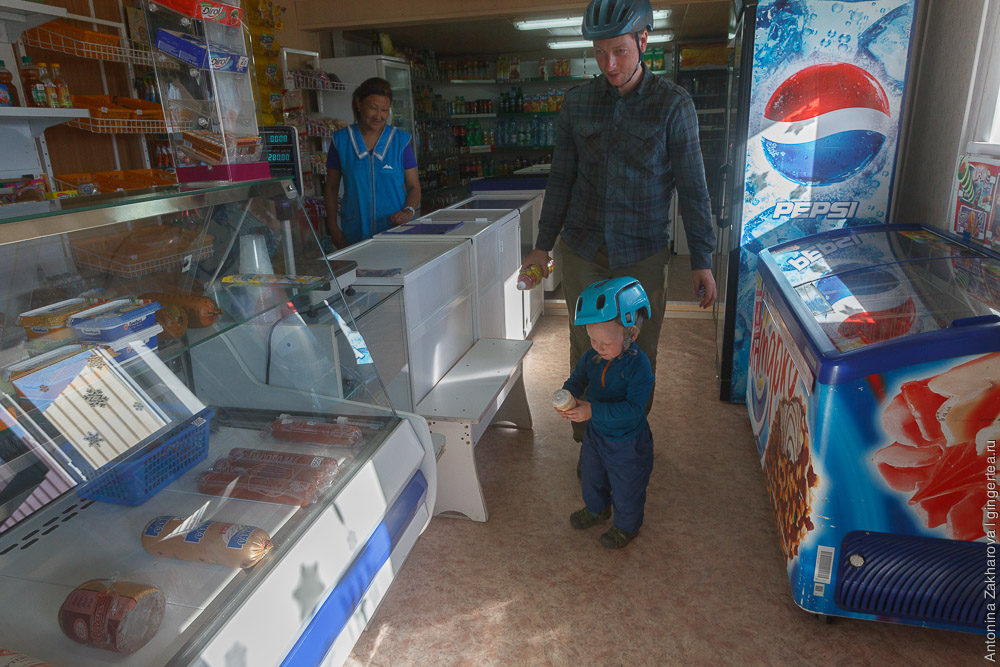 ребенок покупает мороженое в магазине