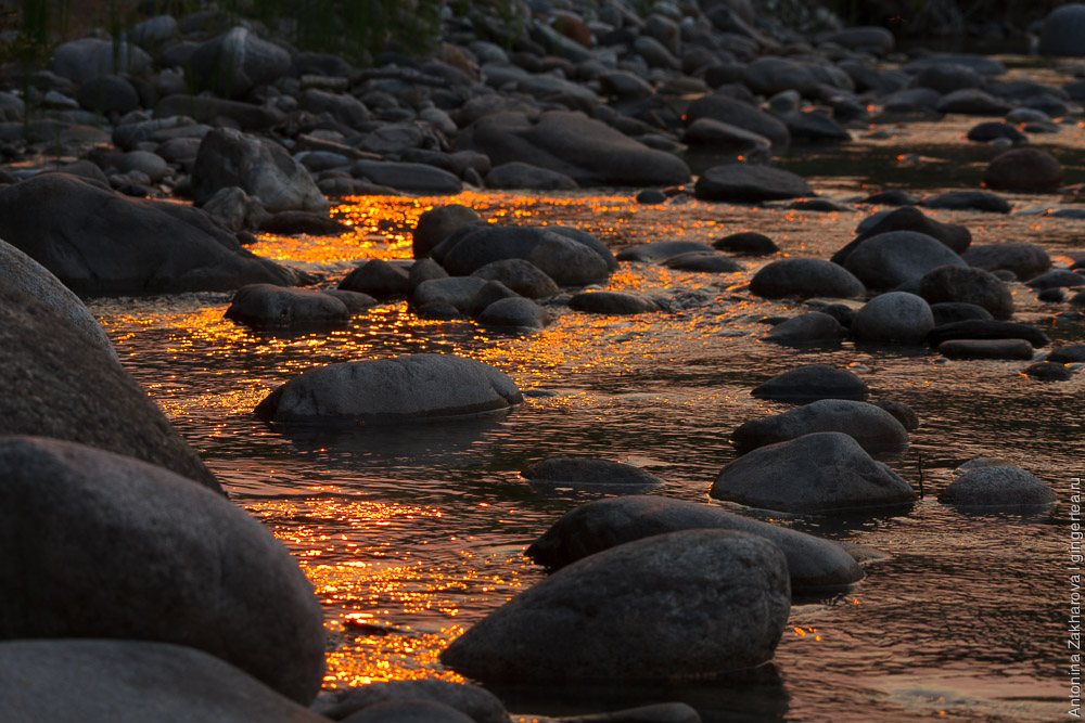 камни на реке Иркут на закате