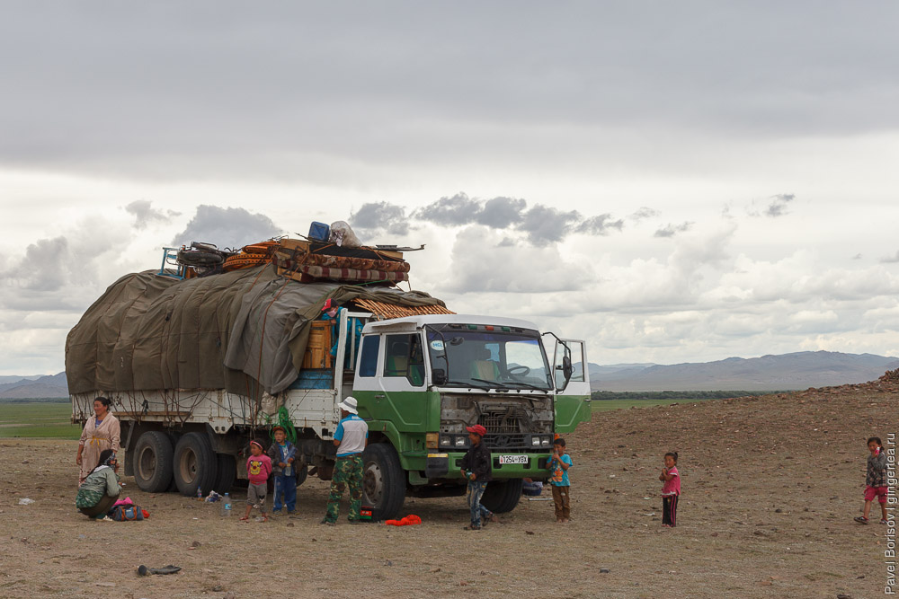 переезд юрты на новое место в Монголии