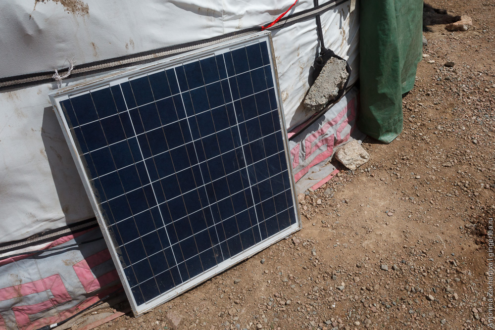 солнечная батарея у монгольской юрты
