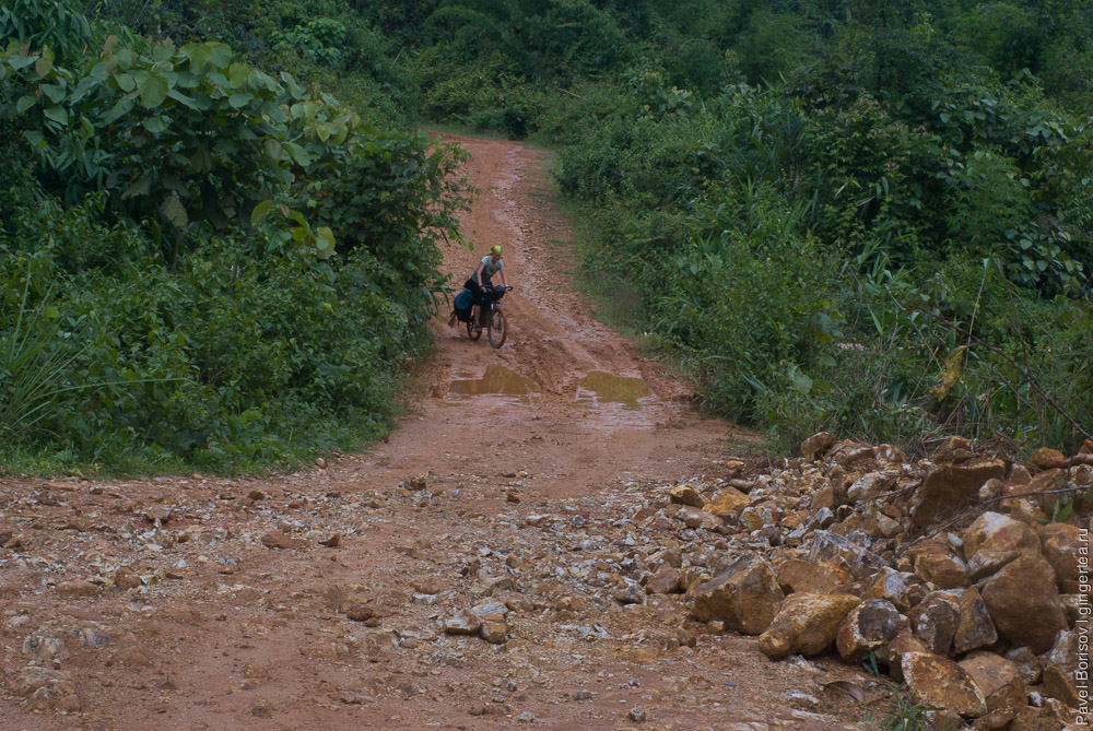 глинистая дорога в Лаосе