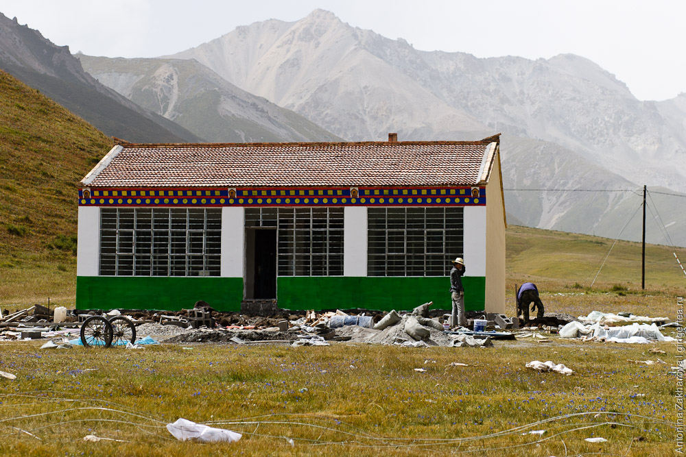 строительство новых домов для переселения тибетцев-кочевников