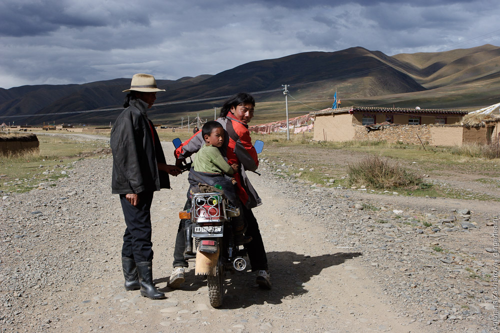 мотоцикл у тибетских кочевников в Китае провинция Цинхай