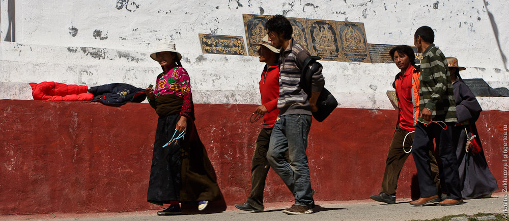 тибетцы делают кору вокруг ступы