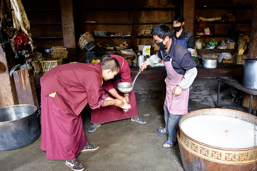 кухня в тибетском монастыре