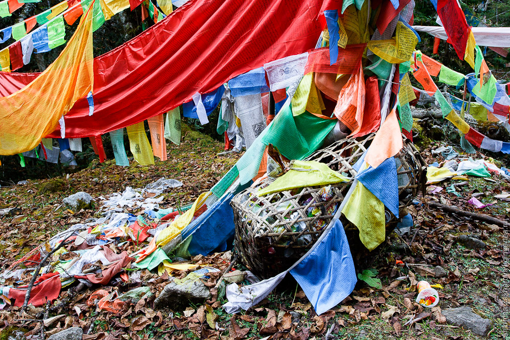 тибетские ритуальные флажки на тропе вокруг Кавакарпо