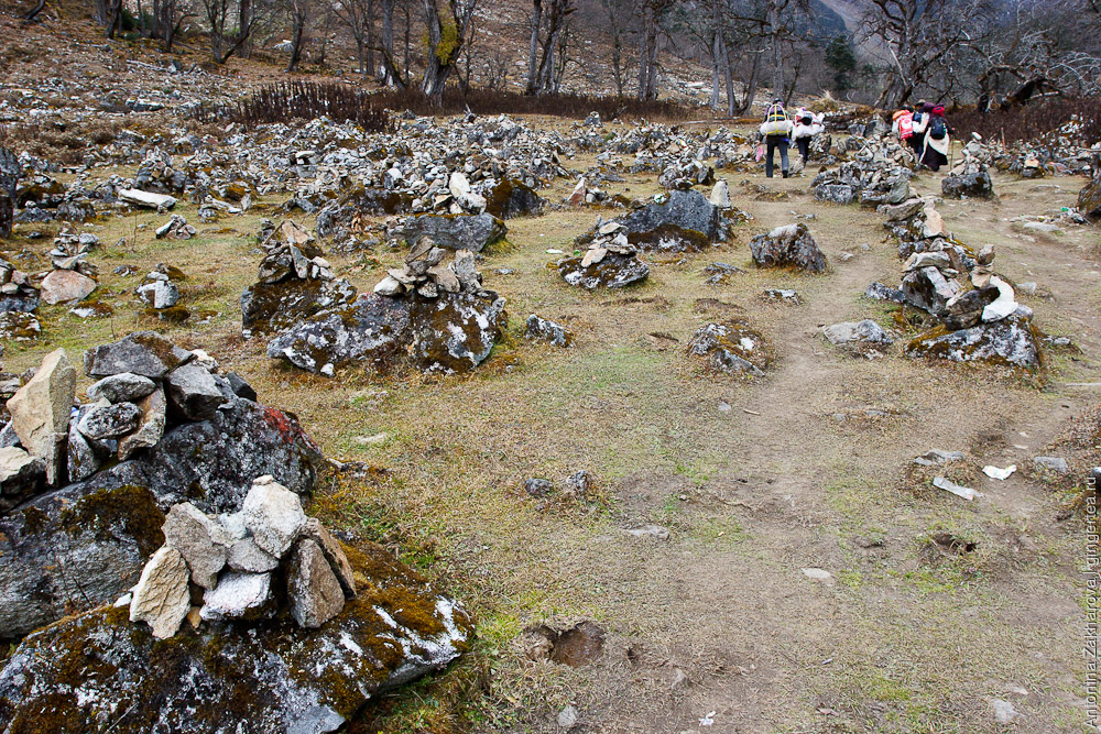 тибетцы складывают туры из камней